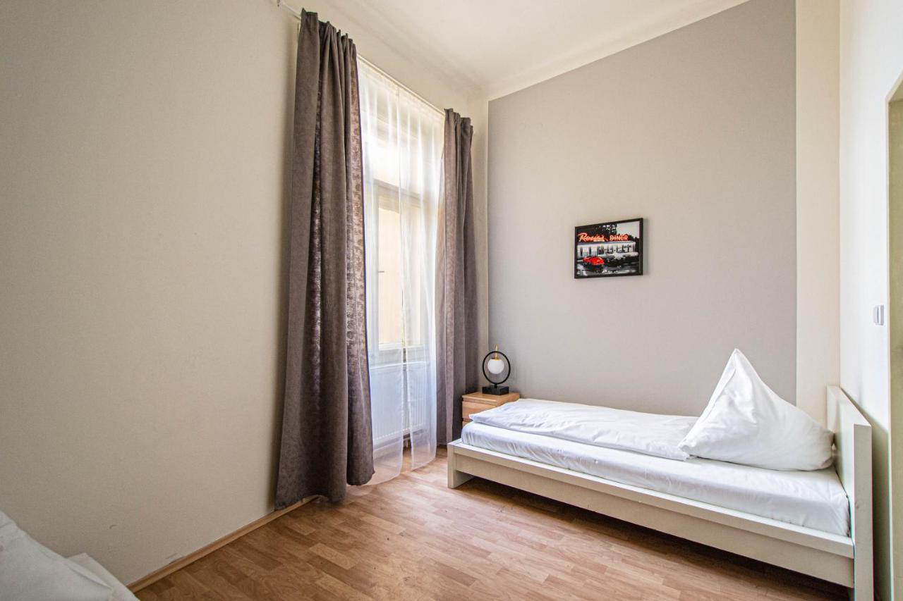 For Celebrations Spacious 3Bdr Apartment With Balcony 프라하 외부 사진