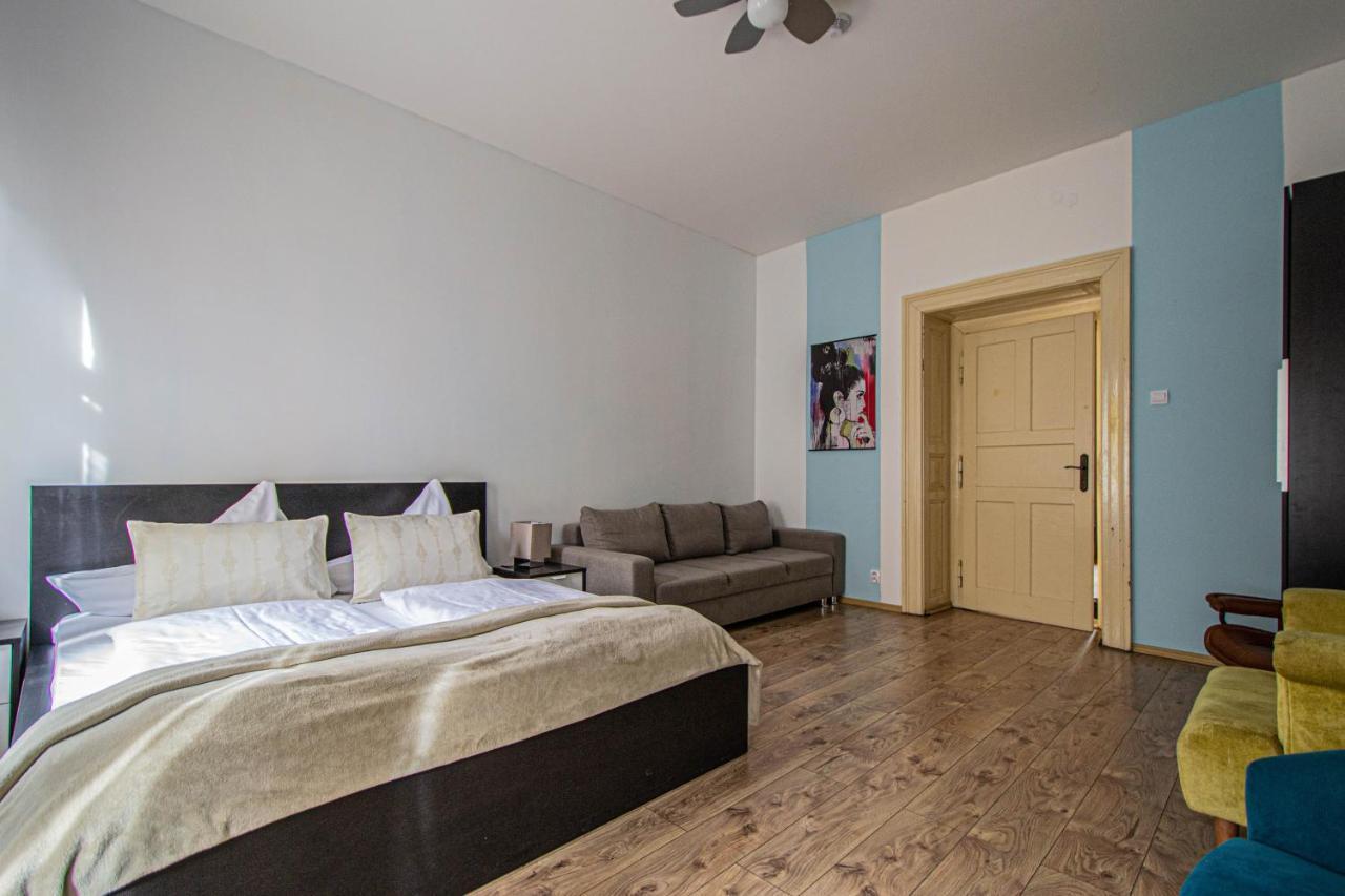 For Celebrations Spacious 3Bdr Apartment With Balcony 프라하 외부 사진