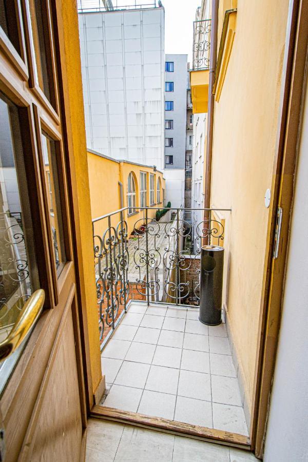 For Celebrations Spacious 3Bdr Apartment With Balcony 프라하 외부 사진